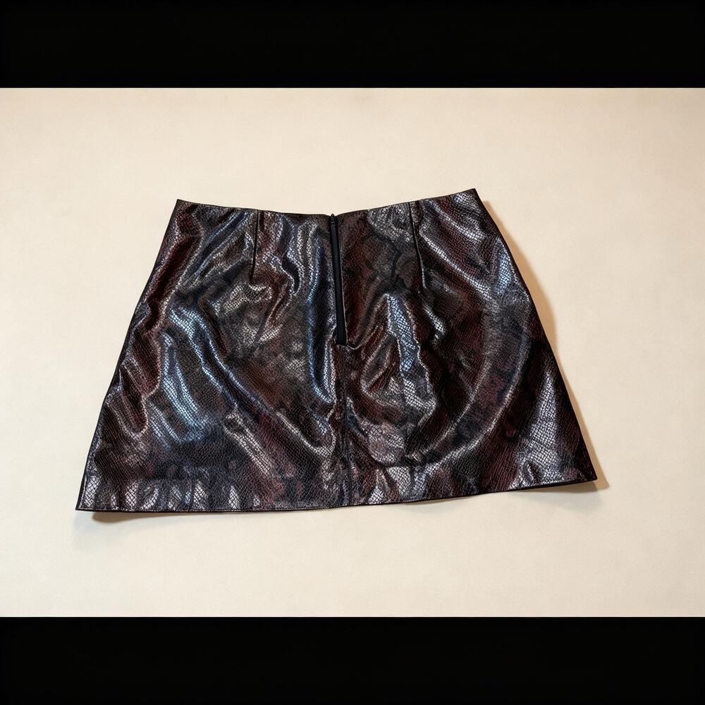 Jason Wu NWT Faux Leather Snake Print Mini Skirt Burgundy Black Size 12 Luxe - Picture 5 of 7